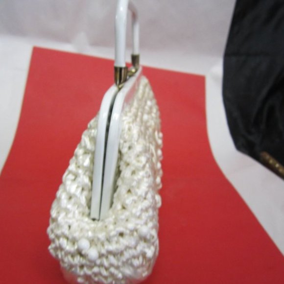 VINTAGE 50'S IVORY CROCHETED STRAW SMALL BAG W/METAL PAINTED HANDLE , VERY RETRO - Picture 6 of 11